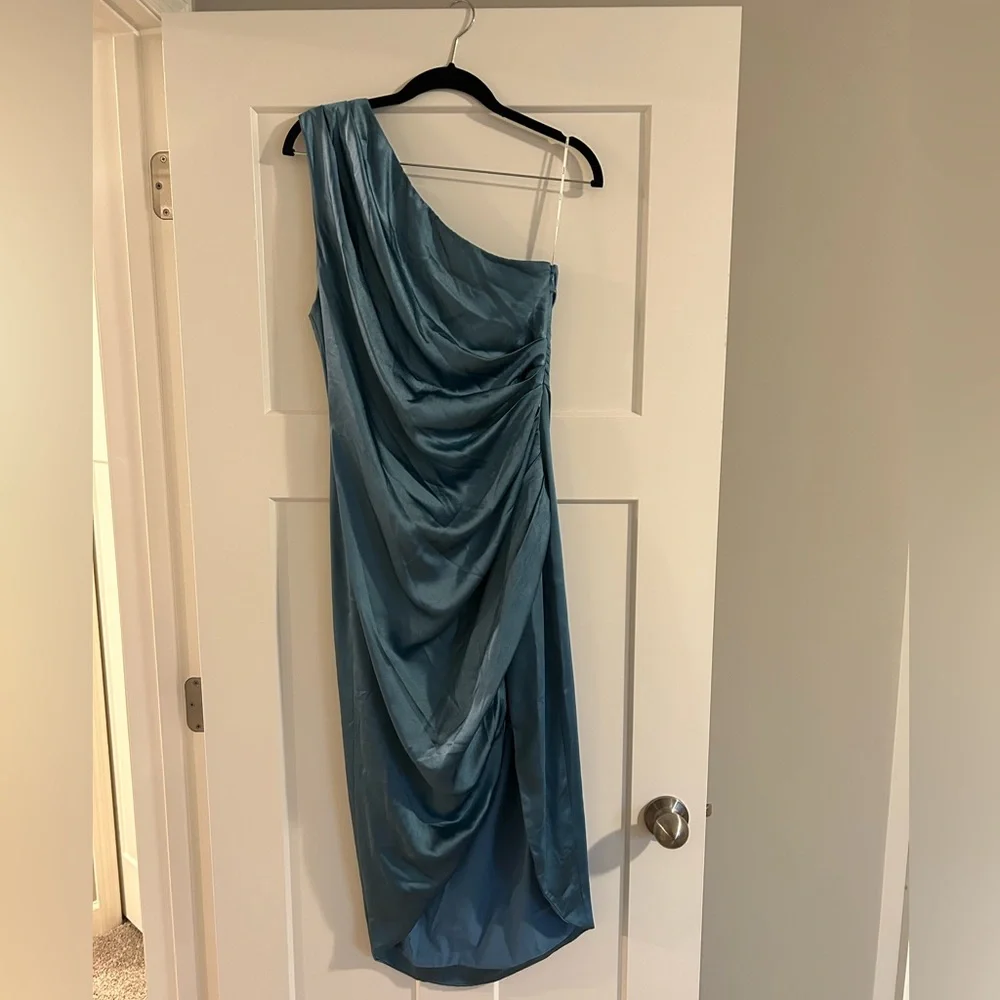 Elliatt Cassini Dress - Picture 2 of 5